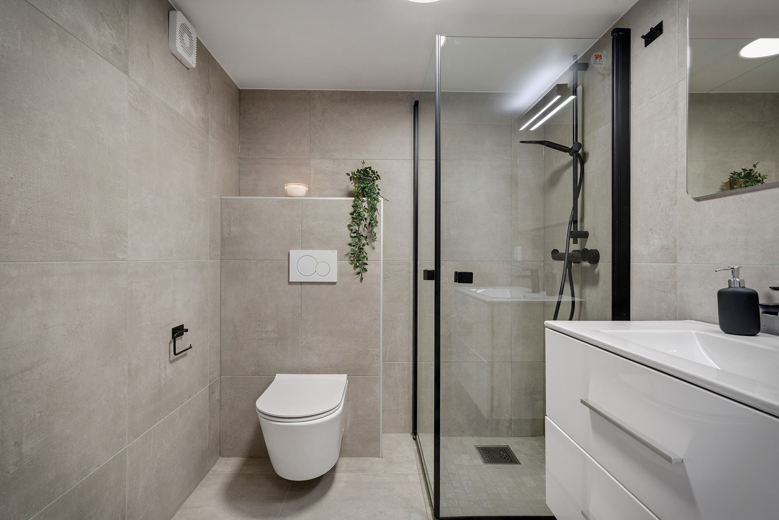 - Helfliset baderom med tidløst farge- og materialvalg - Galleribilde