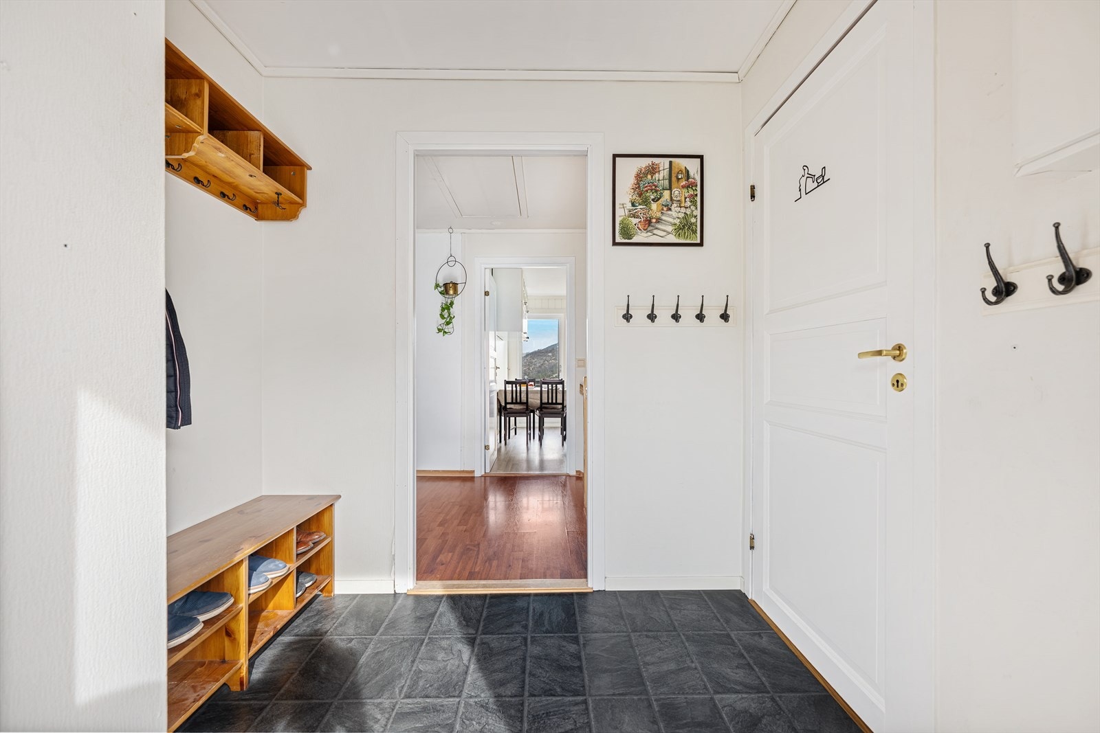 Romslig inngangsparti. Galleribilde