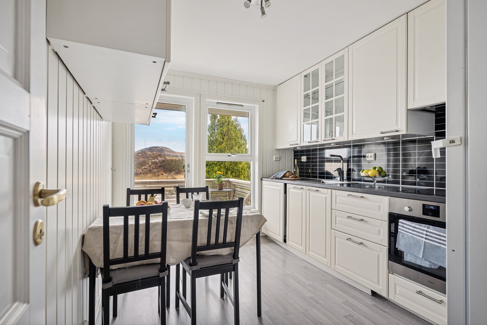 Kjøkken med god skap- og benkeplass. Galleribilde