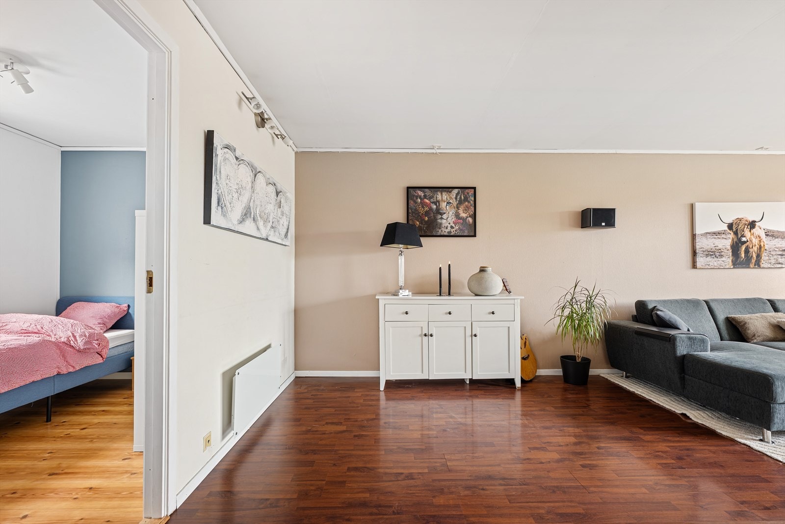 Soverom 1 ligger i tilknytning stuen. Galleribilde