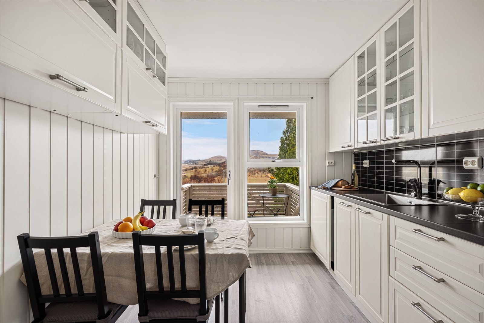 God plass til spisebord. Galleribilde