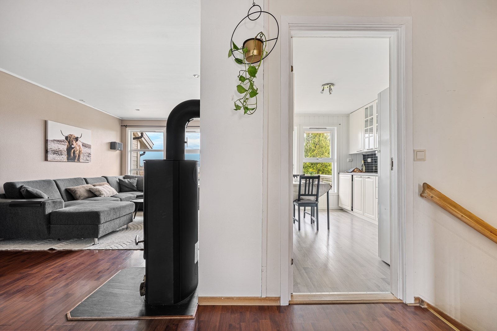 Kjøkkenet ligger i nærhet til stue, men allikevel adskilt. Galleribilde