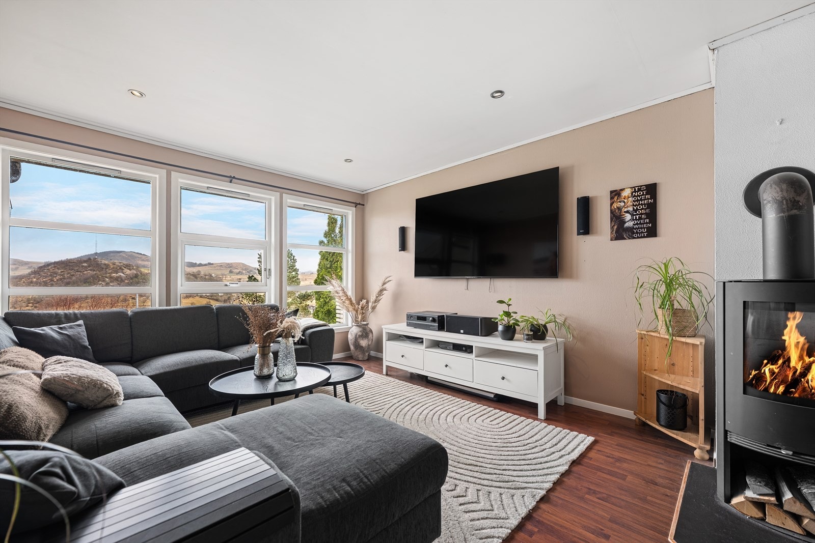 Peisen skaper både god atmosfære og varme. Galleribilde