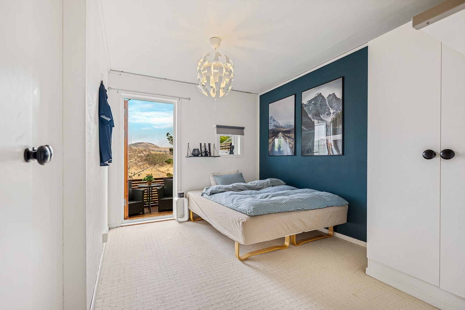 Soverom 3 med utgang til uteplass. Galleribilde