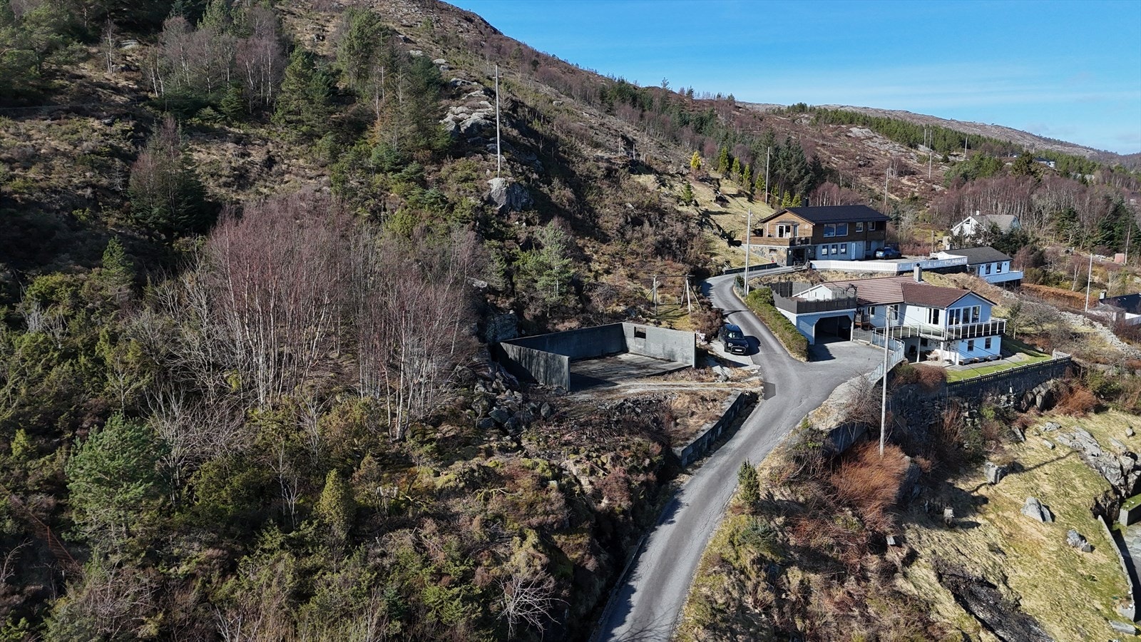 Her bor du med nærhet til sjø, badeplasser og marina - perfekt for deg som setter pris på det maritime livet og fine naturopplevelser. Galleribilde