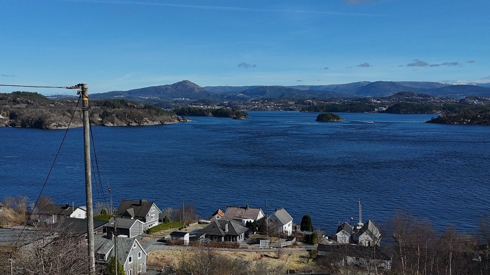 Tomten byr på flotte utsiktsforhold utover Steinsundet. Galleribilde