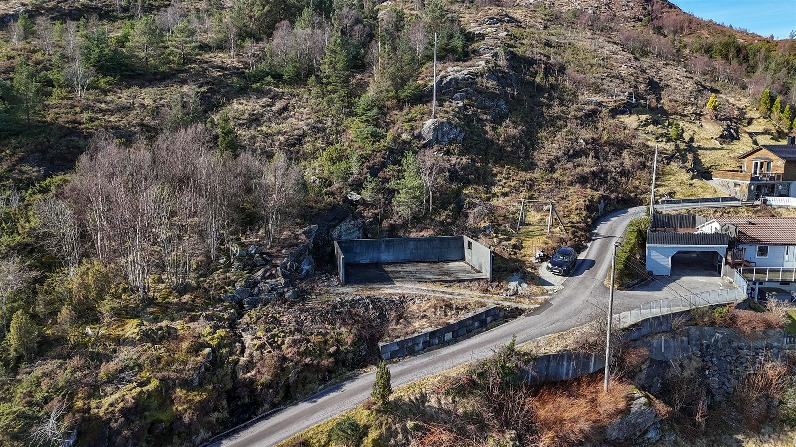 Alt i alt får du en flott beliggenhet med nærhet til både sjø og natur, samtidig som du har kort vei til alt du trenger i hverdagen. Galleribilde