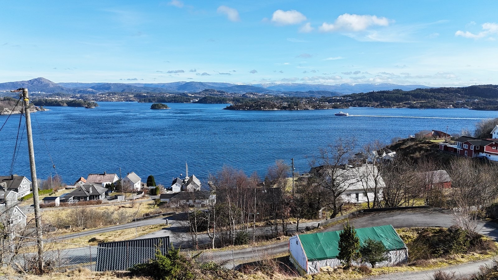 Tomten har en attraktiv beliggenhet på Ekrhovda sør på Sotra, et rolig og etablert område som passer godt for barnefamilier og voksne i alle livsfaser. Galleribilde