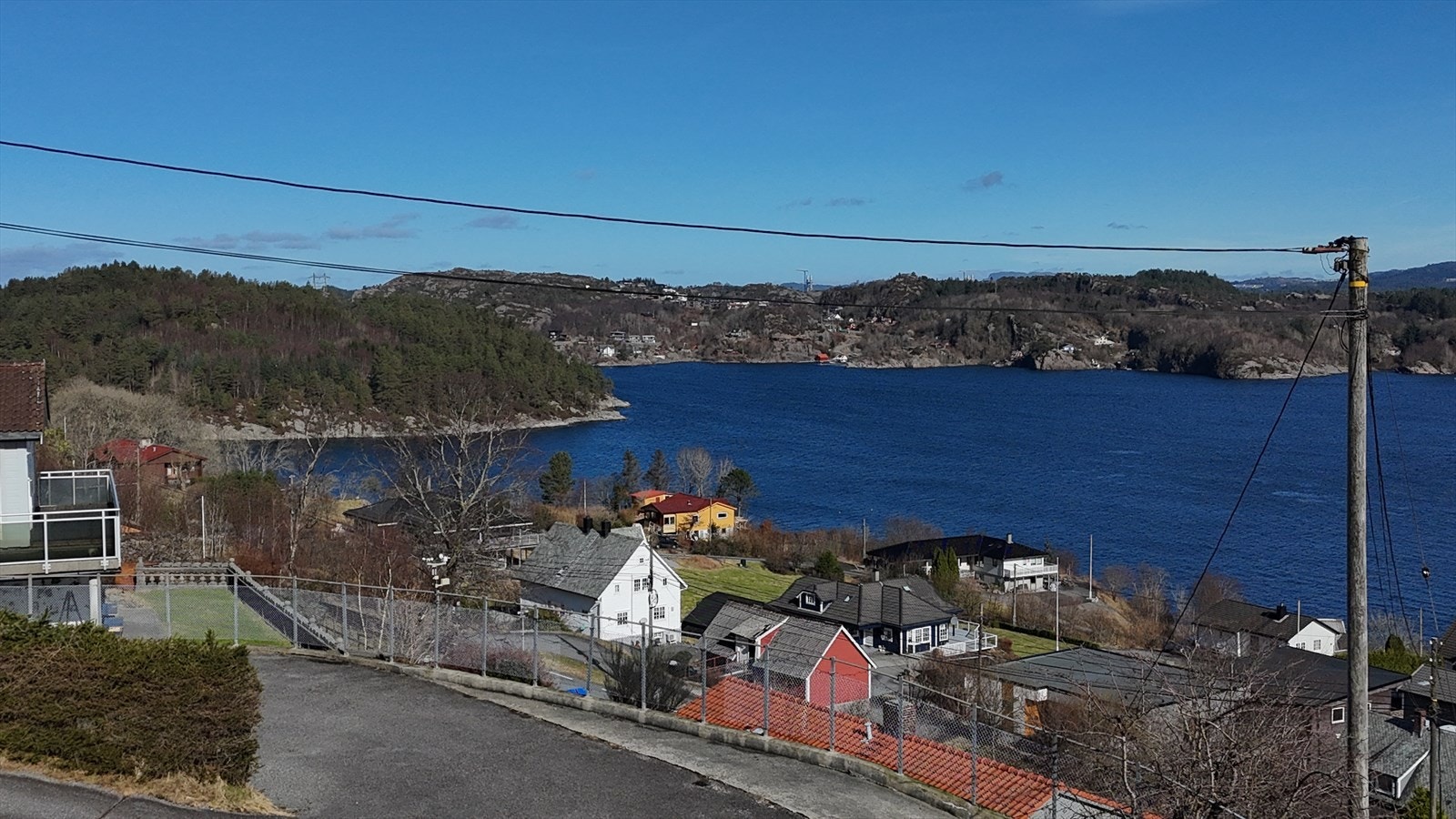 Dagligvarehandelen gjøres enkelt på rema 1000 Sartorparken bare 10 minutters kjøring unna, for ytterligere servicetilbud ligger Sartor Storsenter like ved. Galleribilde