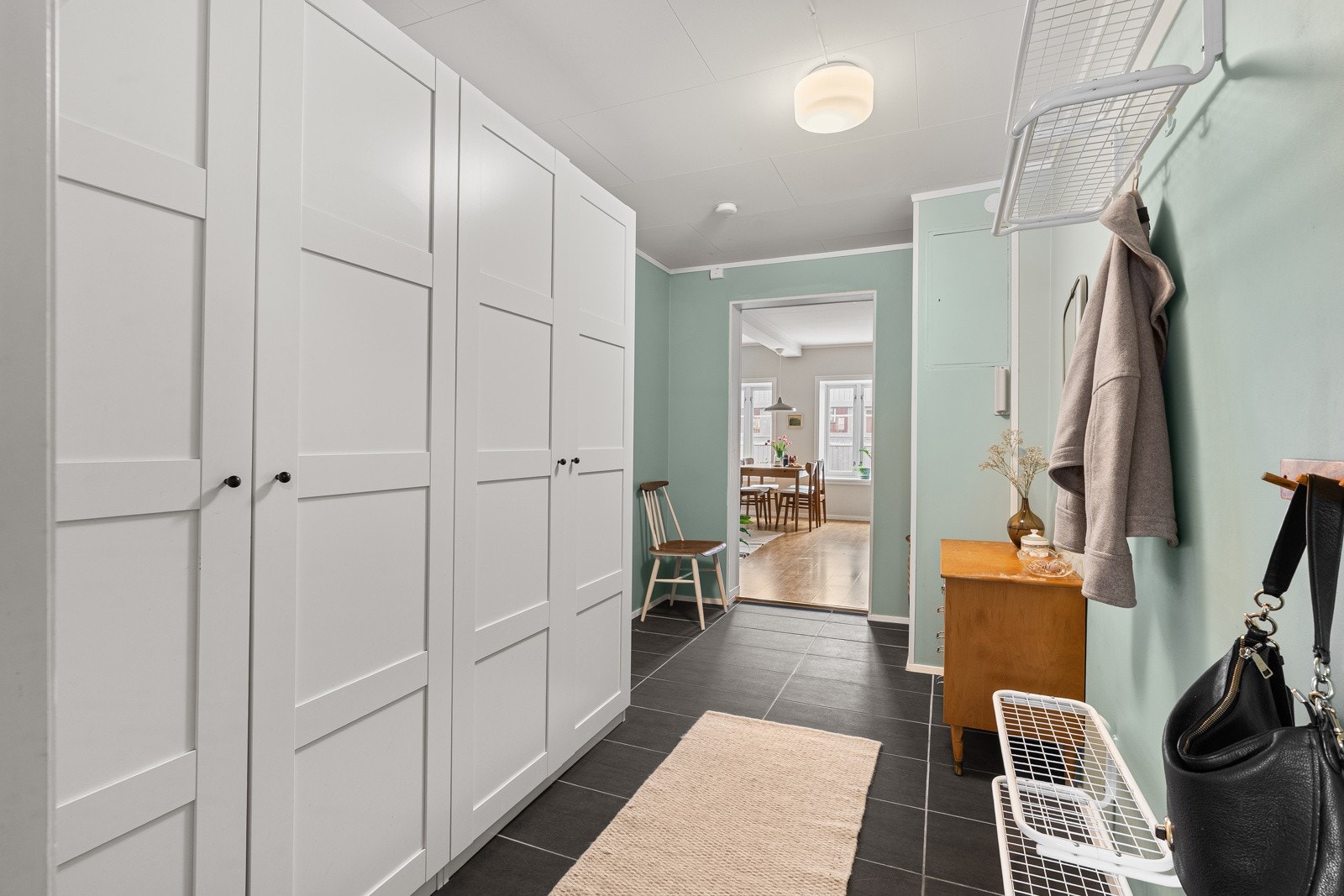 Velkommen inn! Gode garderobeløsninger i entré. Galleribilde