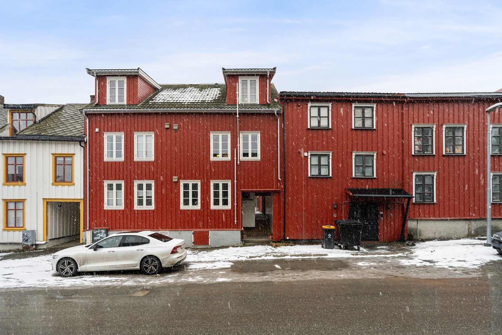 Leiligheten ligger i andre etasje fremstår lys og sjarmerende med dype vinduskarmer. Galleribilde