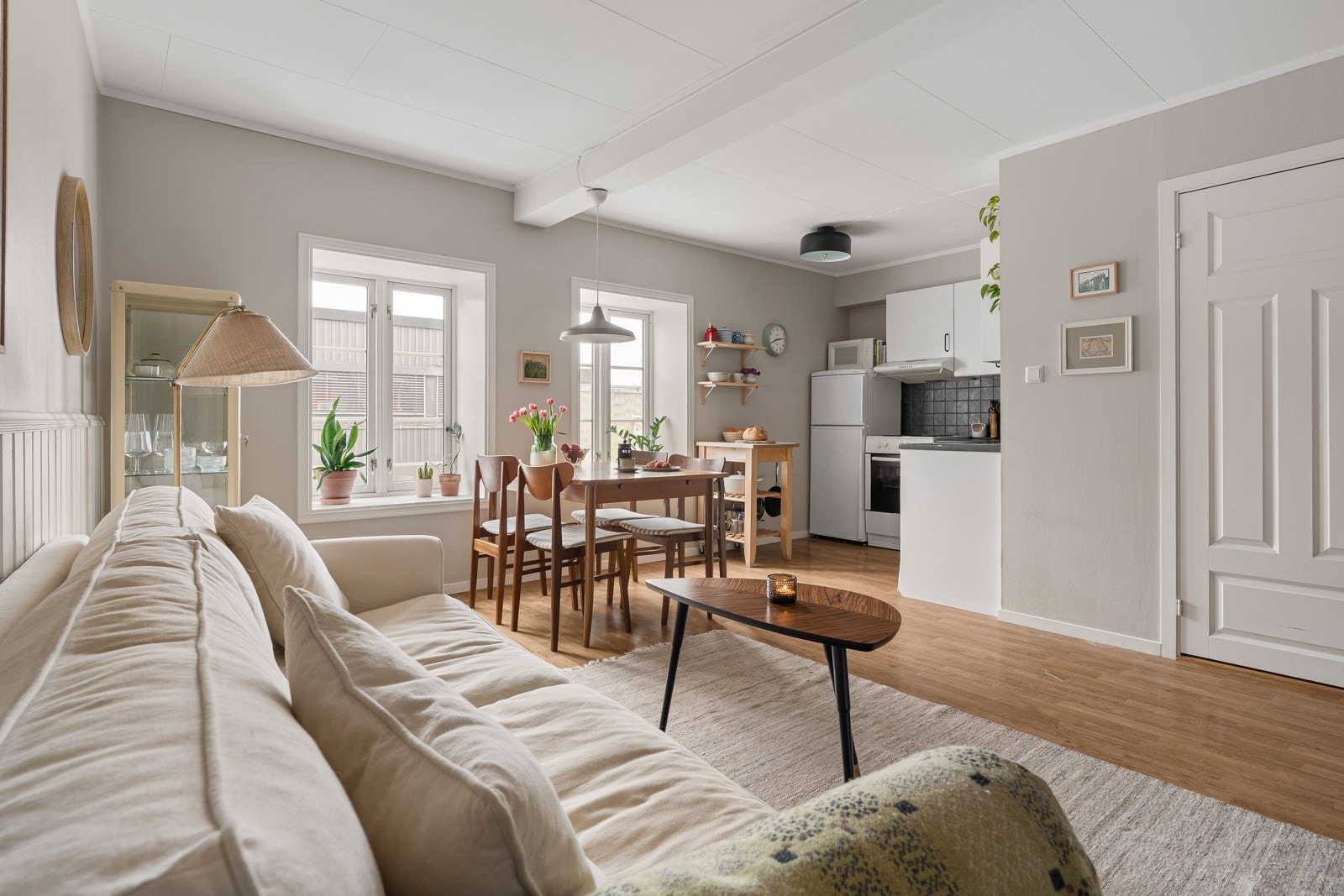 Praktisk planløsning med åpen stue/kjøkken-løsning, sjarmerende detaljer som dype vinduskarmer er tatt vare på for å videreføre den eldre bygårdstilen. Galleribilde