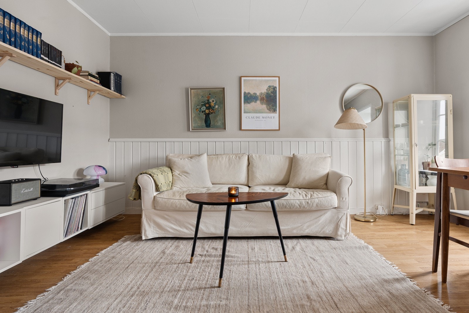 Stuen er malt i delikate og lyse farger. Galleribilde