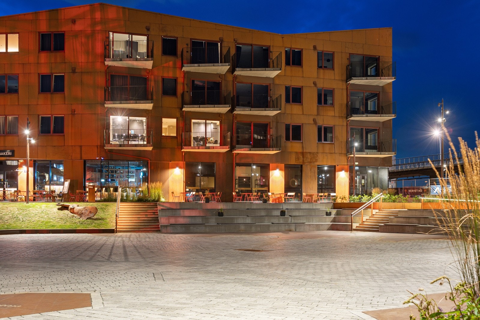 Flere kafeer og søndagsåpen dagligvare i umiddelbar nærhet. Galleribilde