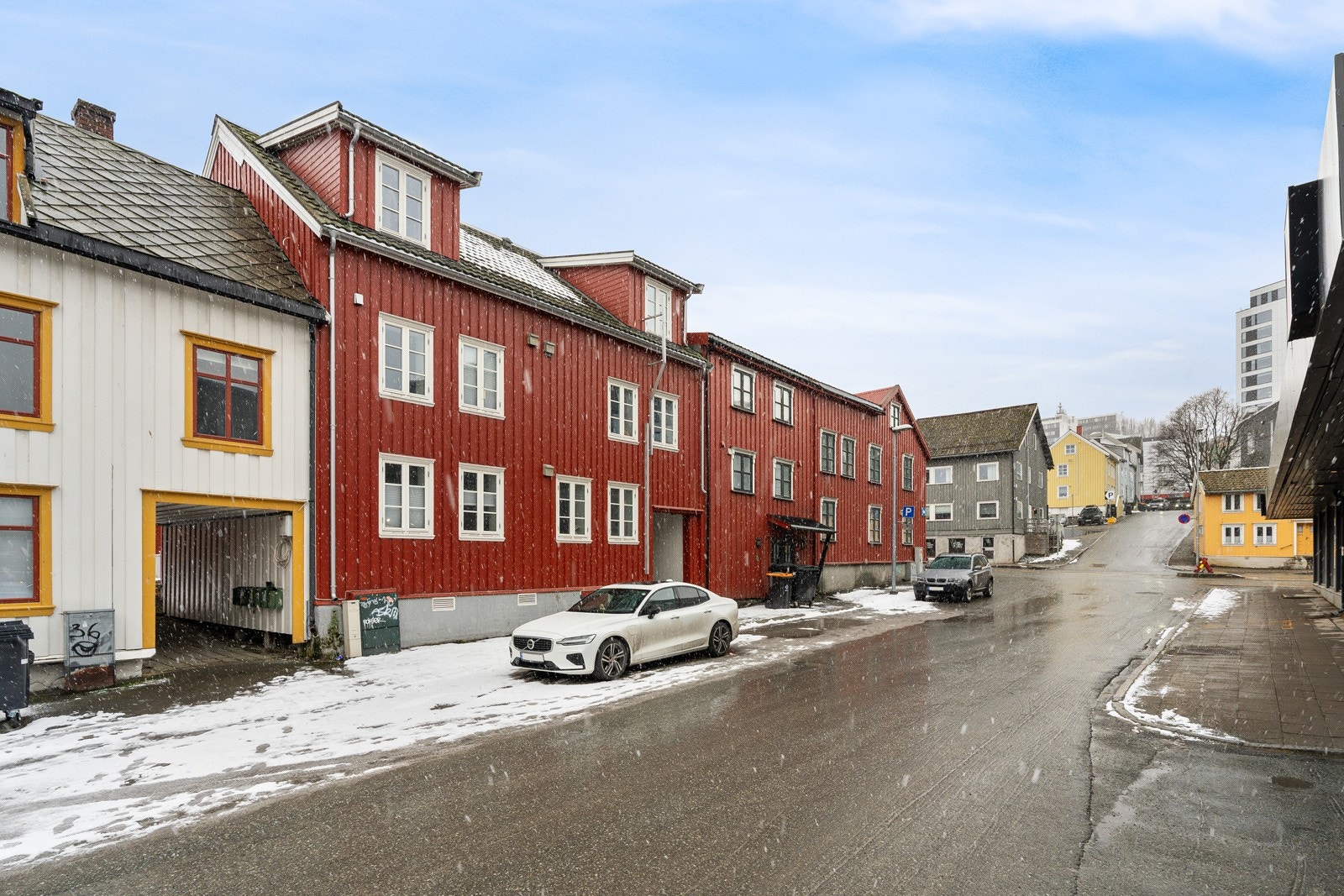 Det er bussholdeplass i Skippergata, ca 20 meter fra bygget, og her har man direkte bussforbindelser til bl.a. UiT/UNN, Langnes Handelspark, flyplassen og Tromsdalen. Galleribilde