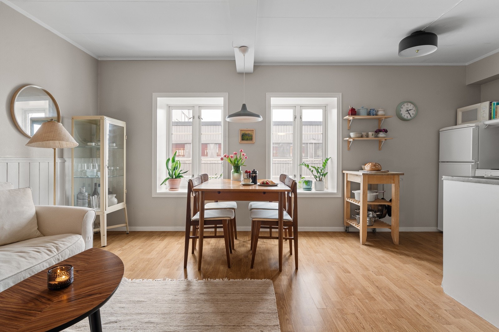 God takhøyde som gjør at rommet føles stort og luftig. Galleribilde