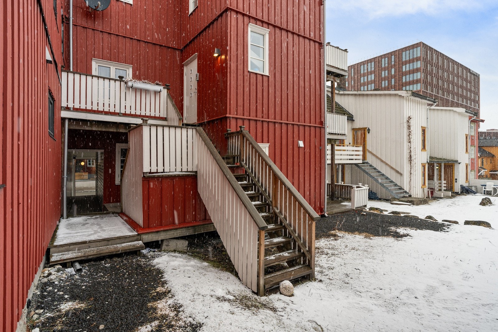 Privat bakgård uten gjennomgangstrafikk. Her disponerer man også en sportsbod på ca 7 kvm. Galleribilde