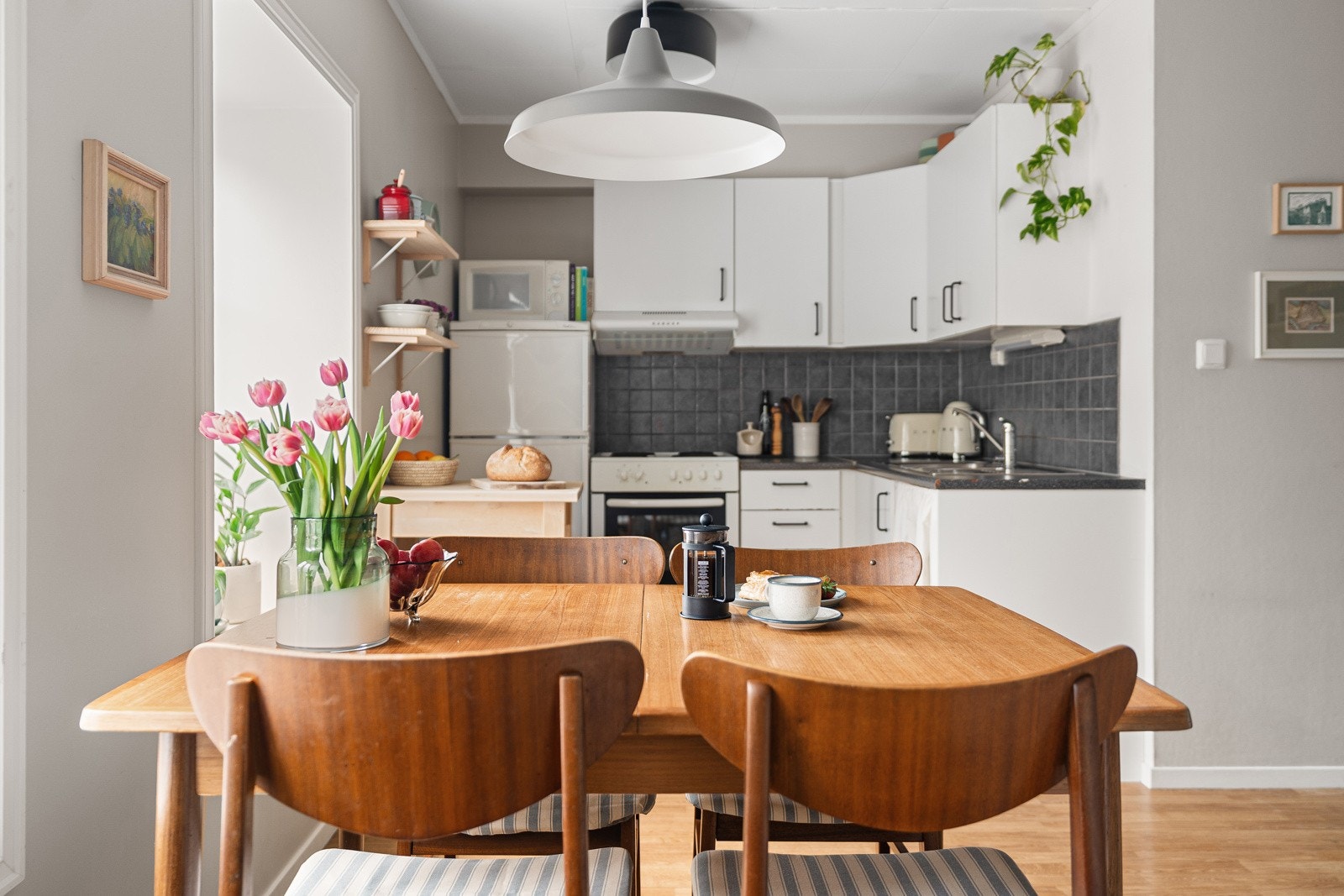 Dype vinduskarmer gjør leiligheten svært sjarmerende og er veldig klassisk bygård. Galleribilde