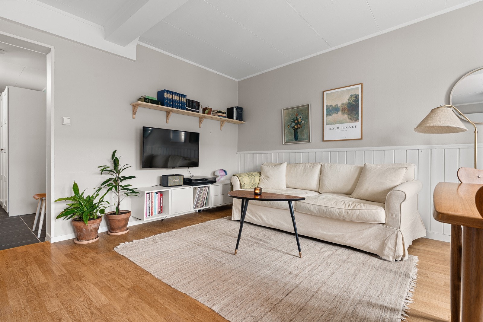 Møbleringsvennlig stue med god plass for både sofagruppe med TV og spisebord. Galleribilde