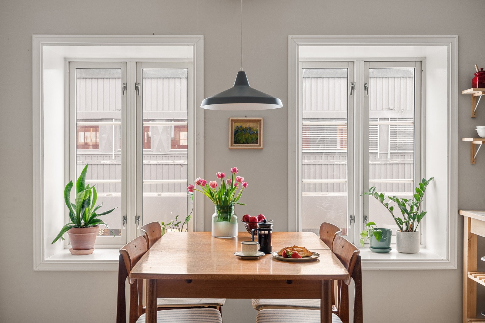 Gaten utenfor er enveiskjørt og har forholdsvis lite biltrafikk. Galleribilde