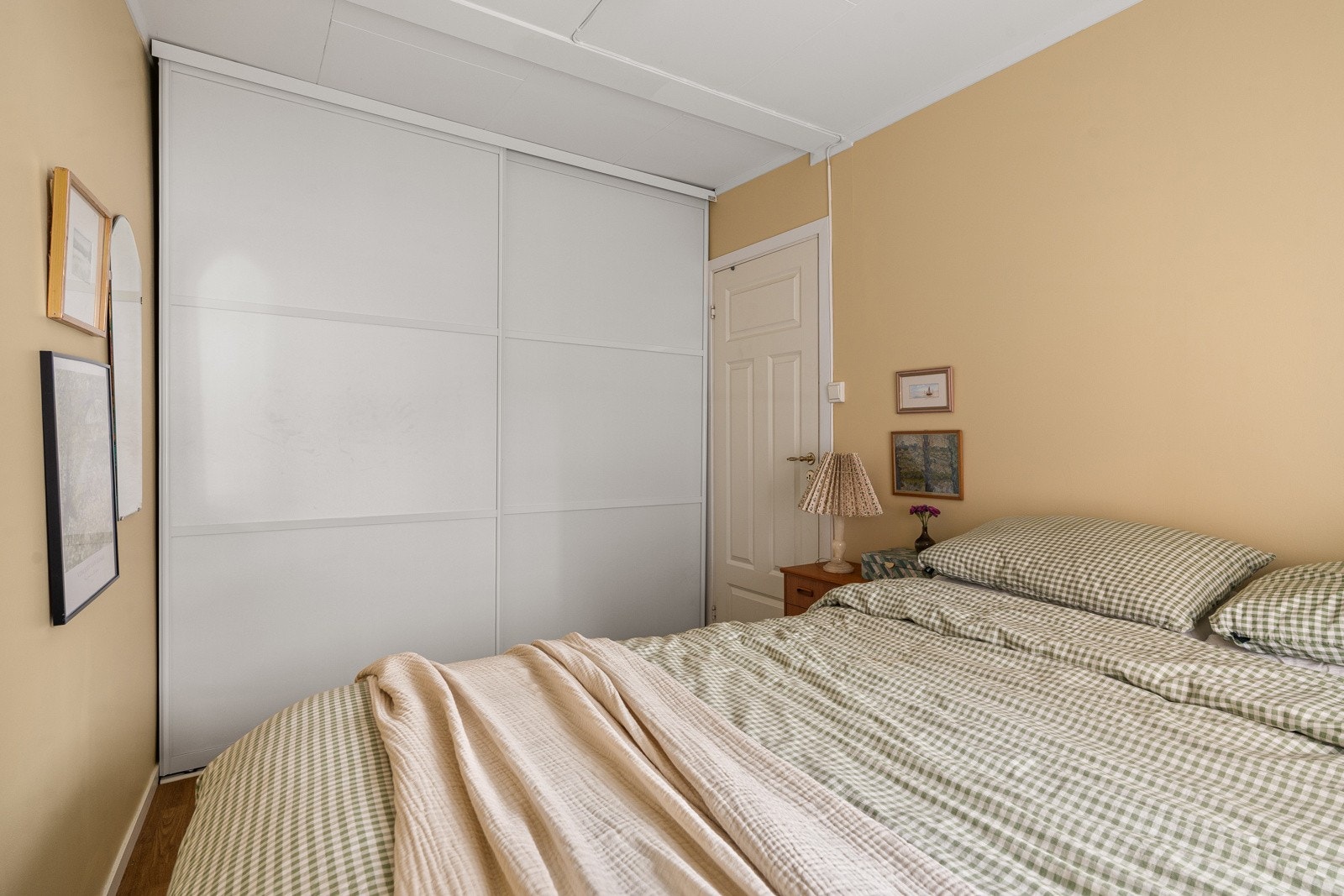 Det er satt inn en stor skyvedørsgarderobe på soverommet. Galleribilde