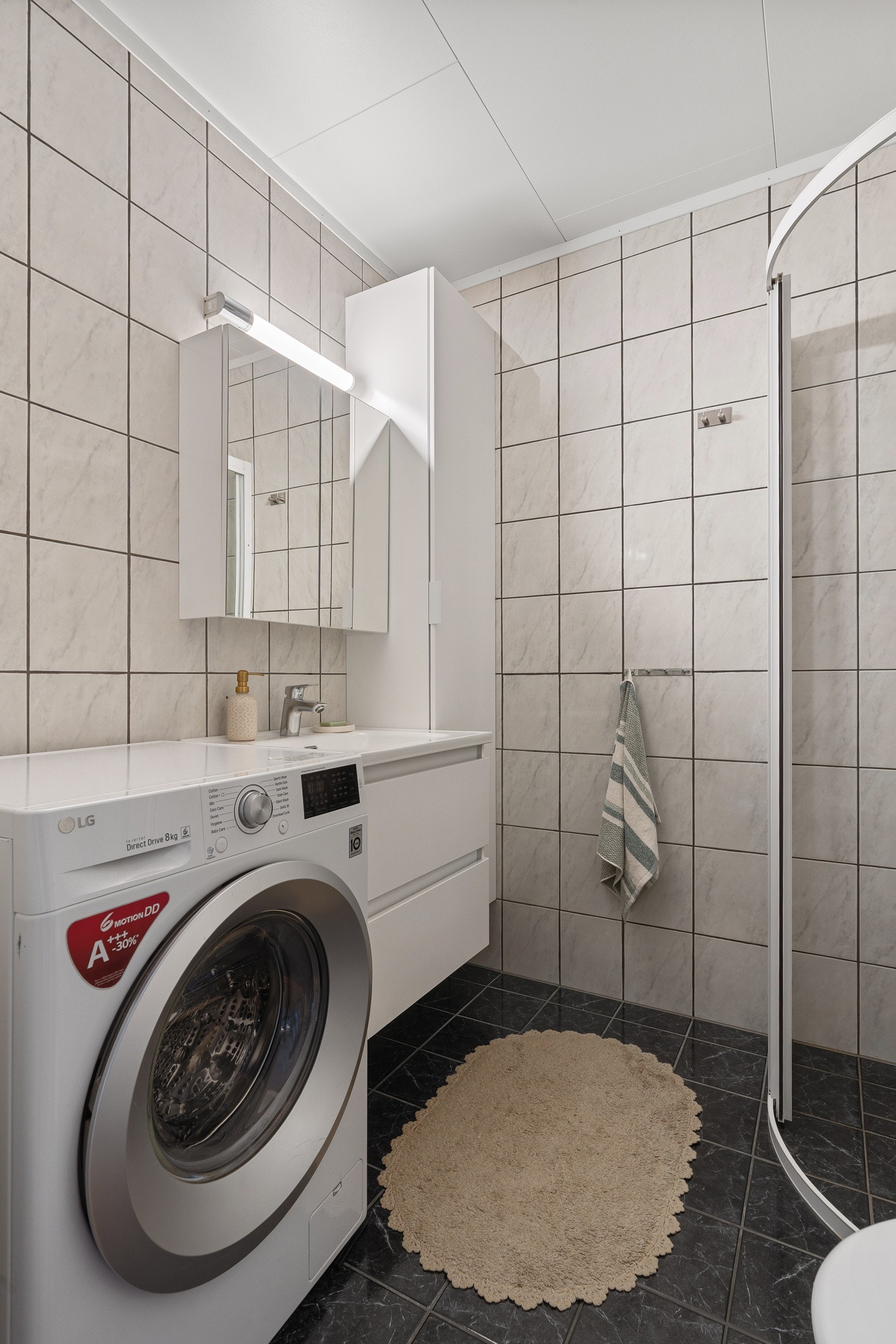 Gode oppbevaringsmuligheter i ekstra vegghengt høyskap. Galleribilde