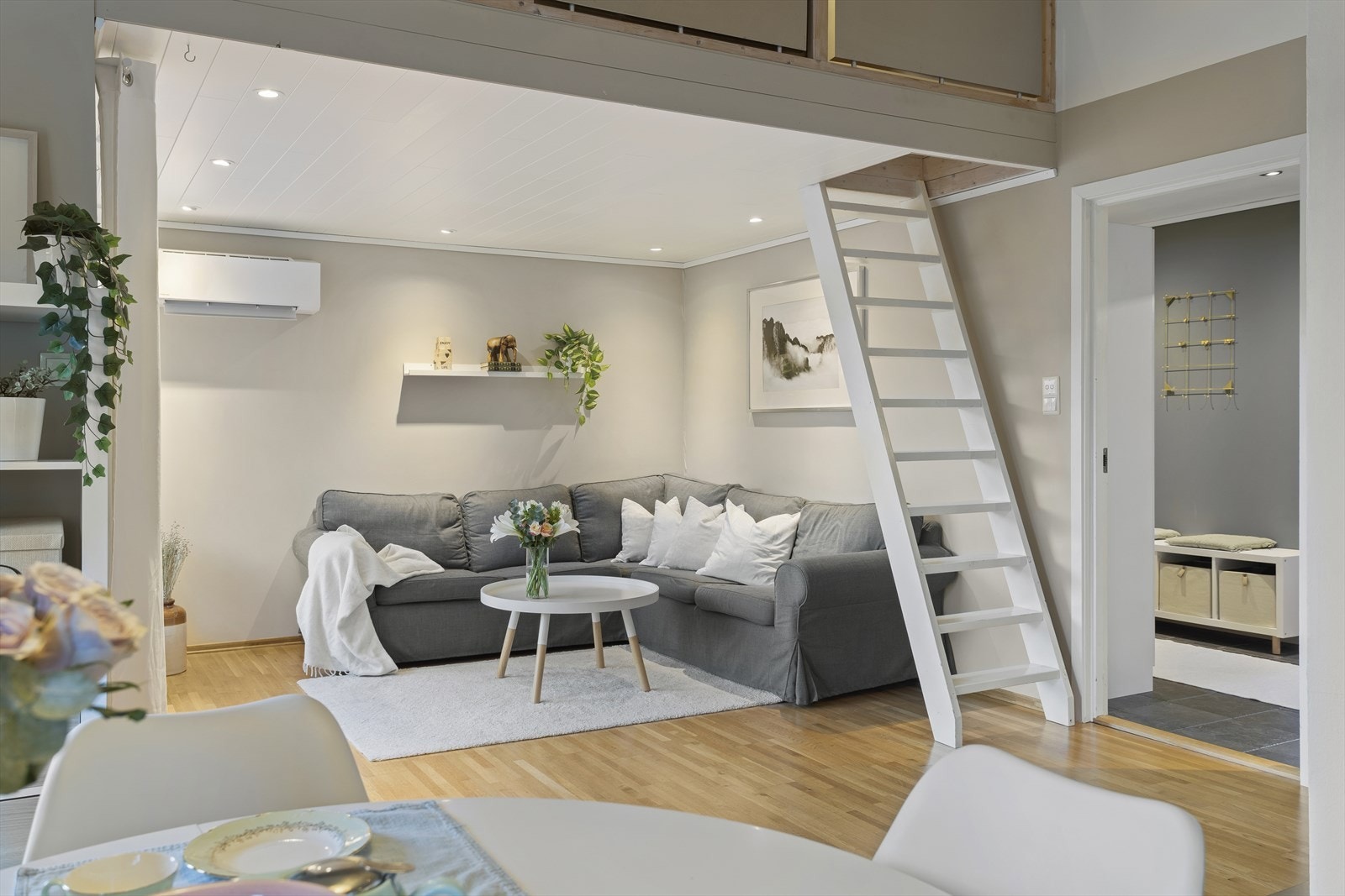 Fra stuen er det trapp opp til en koselig hems med gulvflate på cirka 10 kvm. Galleribilde