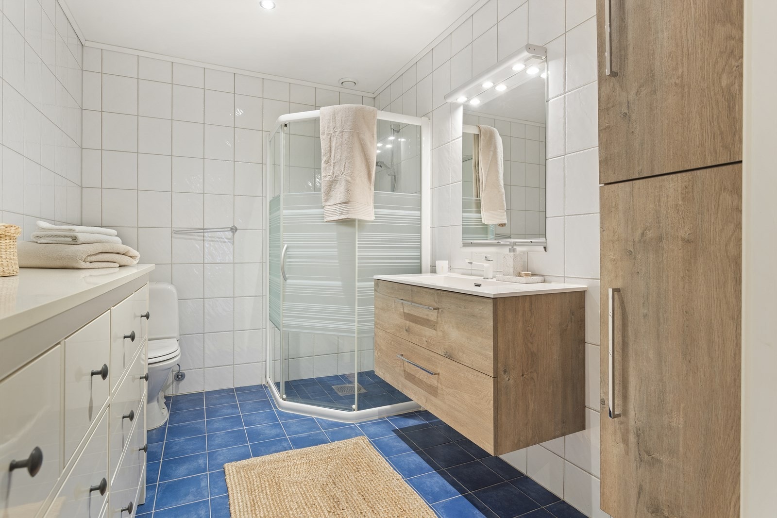 Romslig, helfliset bad med varmekabler i gulv. Galleribilde