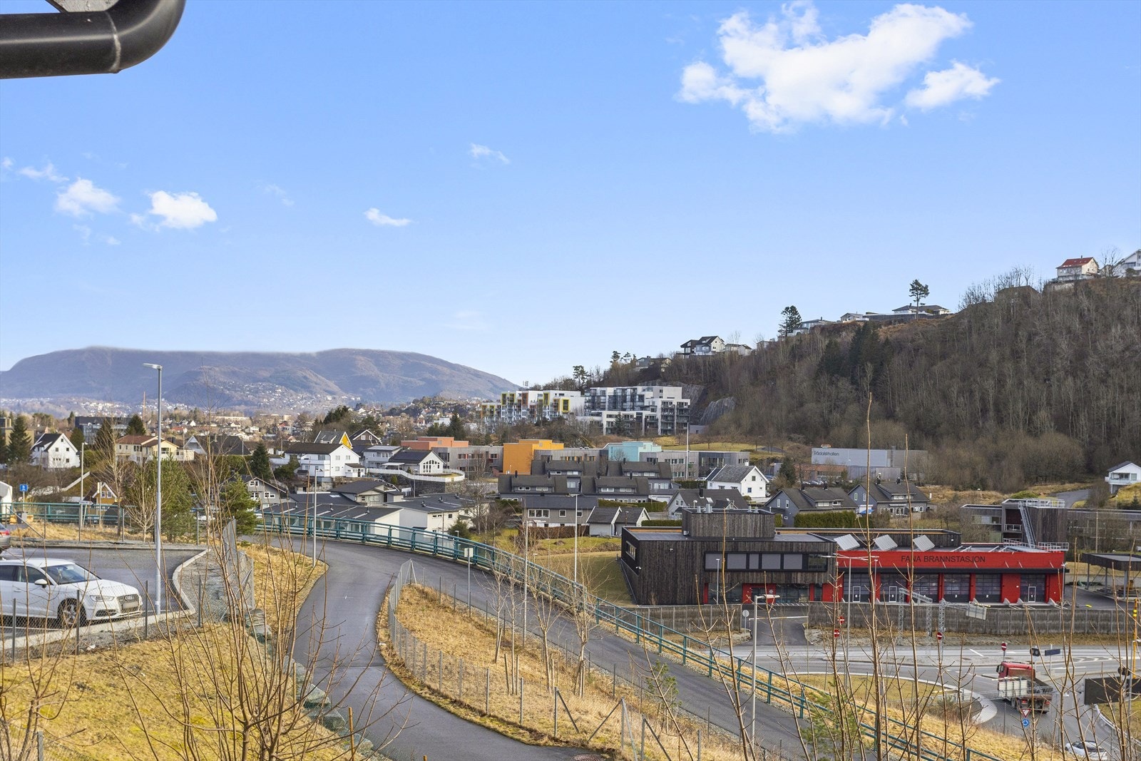 Sentral beliggenhet nær busstopp, barnehage, skole og Lagunen Storsenter. Galleribilde