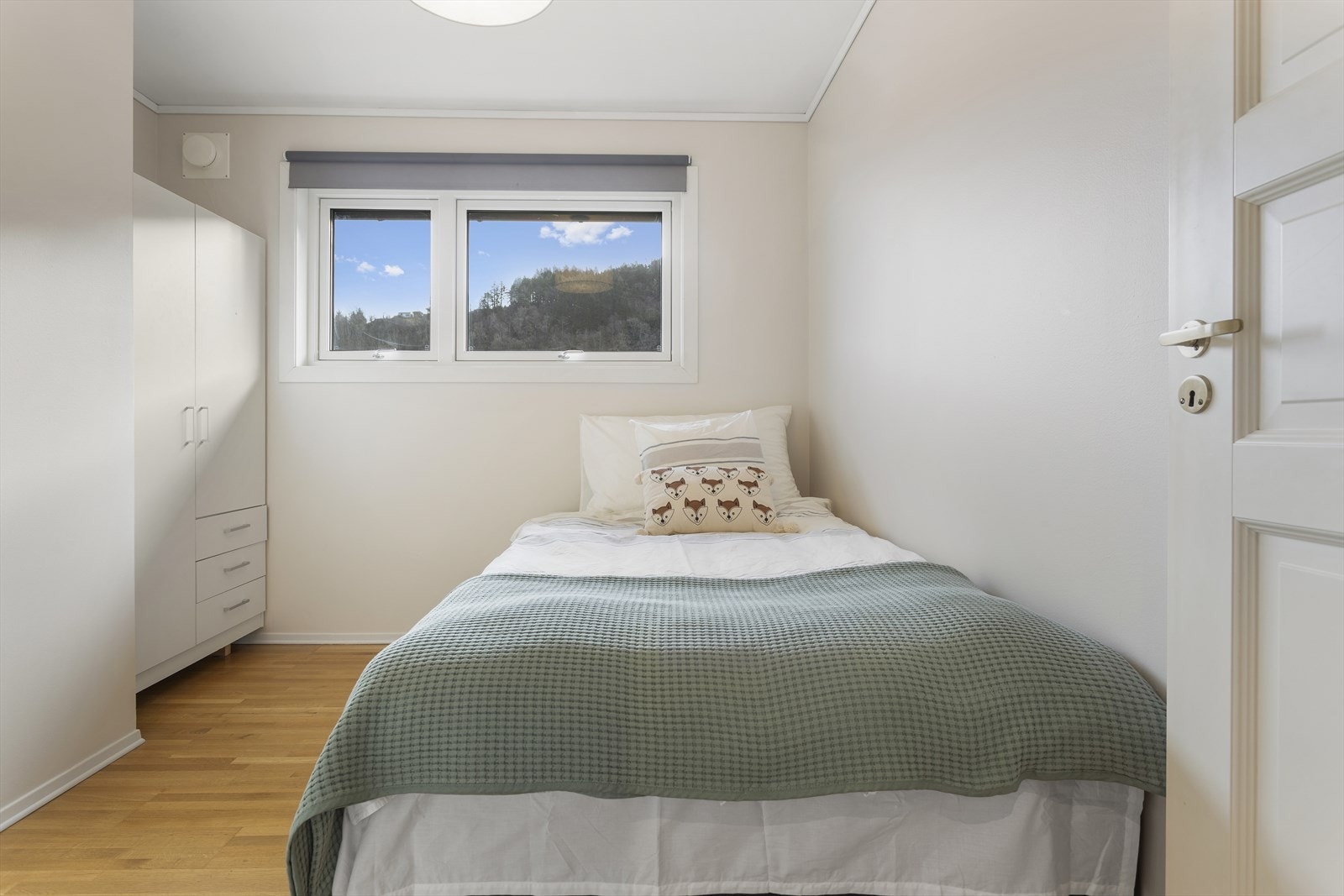 Soverom nummer 2 er nymalt. Galleribilde