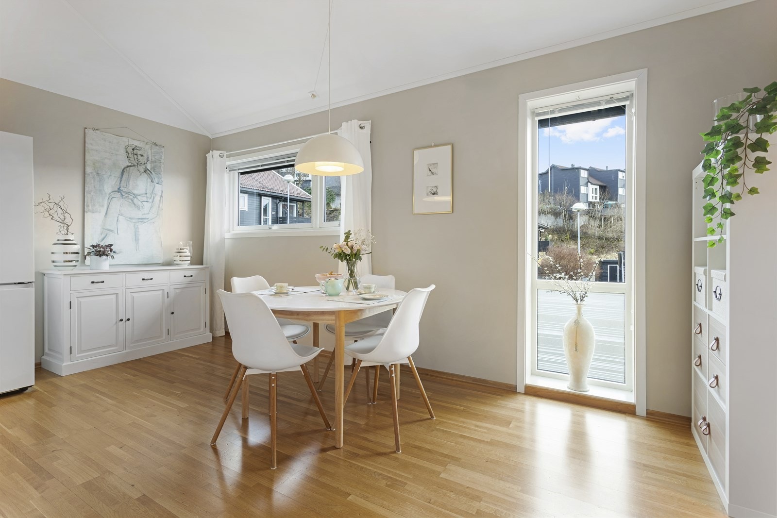 Det er god spiseplass til tilknytning til kjøkkenet. Galleribilde