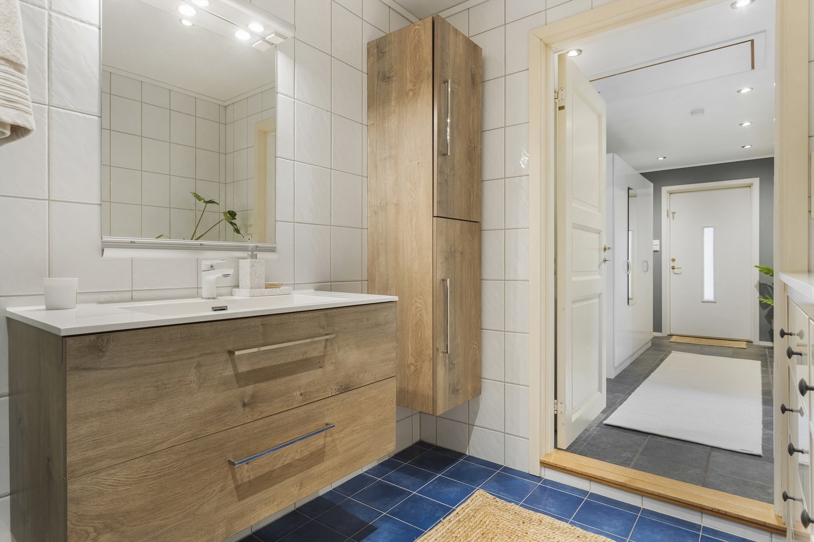 Pent baderomsmøblement som ble fornyet i 2020. Galleribilde