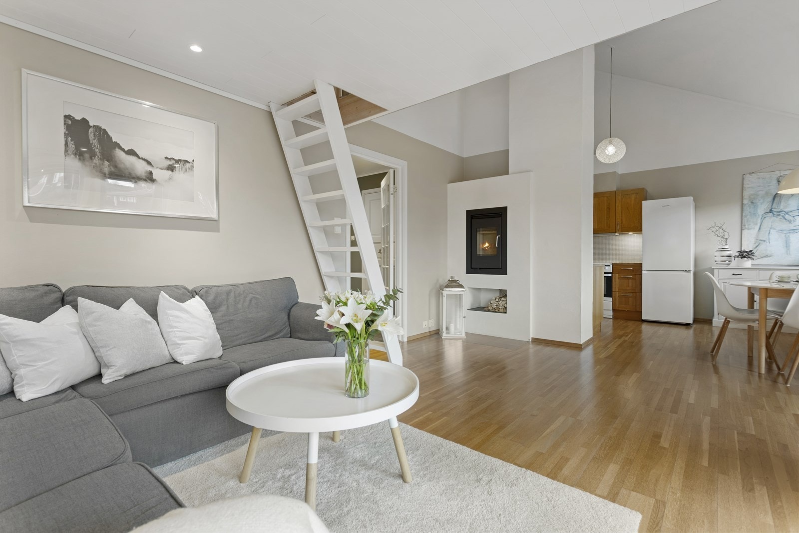 Åpen løsning mellom stue og kjøkken gir leiligheten et lyst og luftig preg. Galleribilde