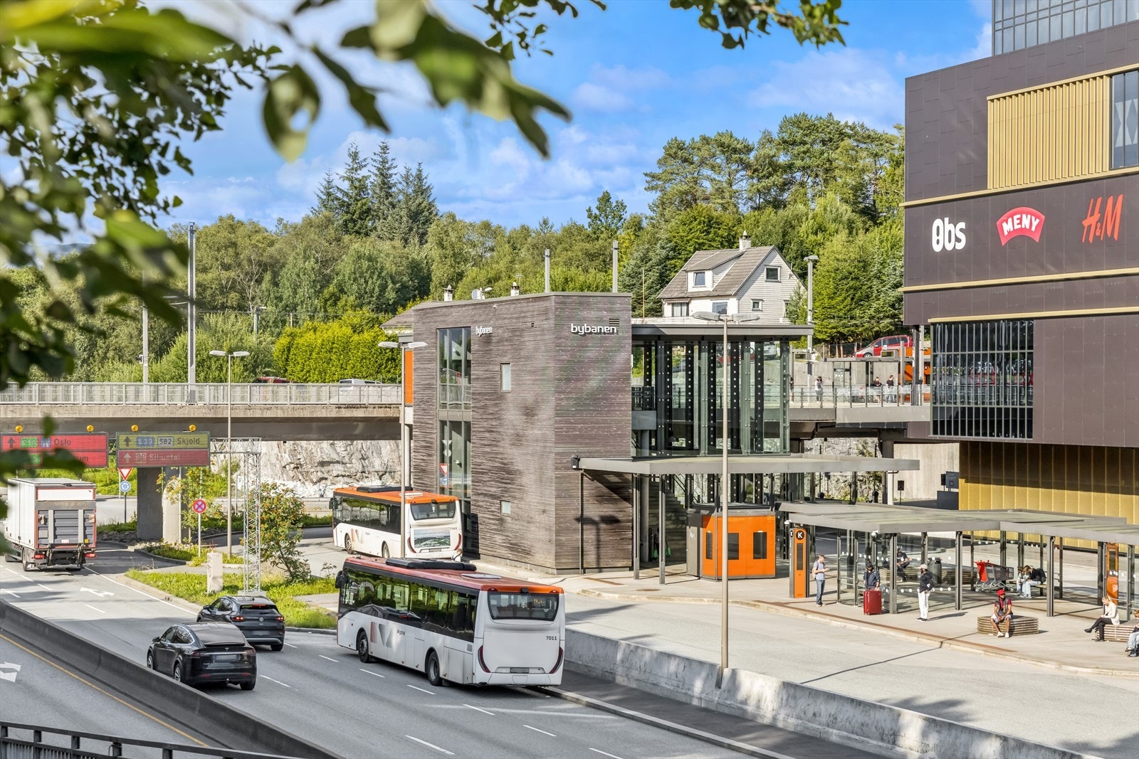 Fra boligen tar det cirka 15 minutter å gå til Lagunen Storsenter med sitt imponerende utvalg av butikker, spisesteder og servicetilbud. Galleribilde