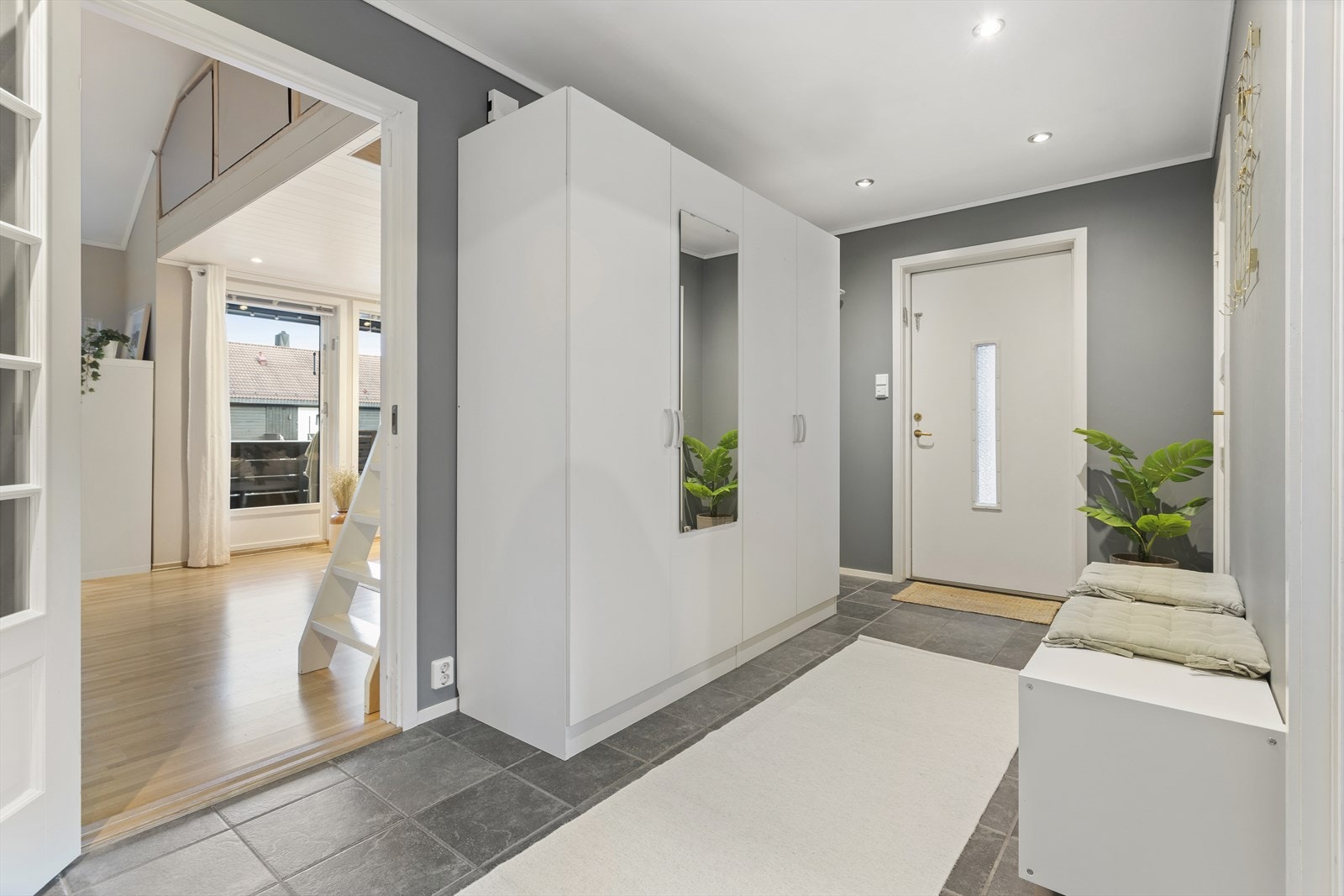 Stor og romslig entre/gang med god garderobeplass. Galleribilde