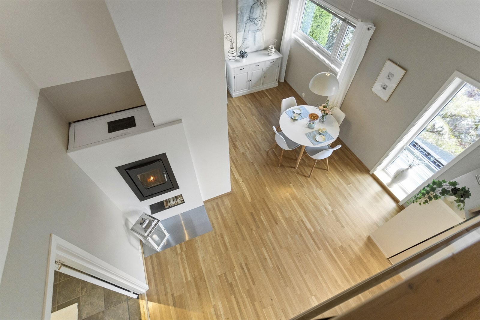 Det er ekstra god takhøyde i den flotte stuen. Galleribilde