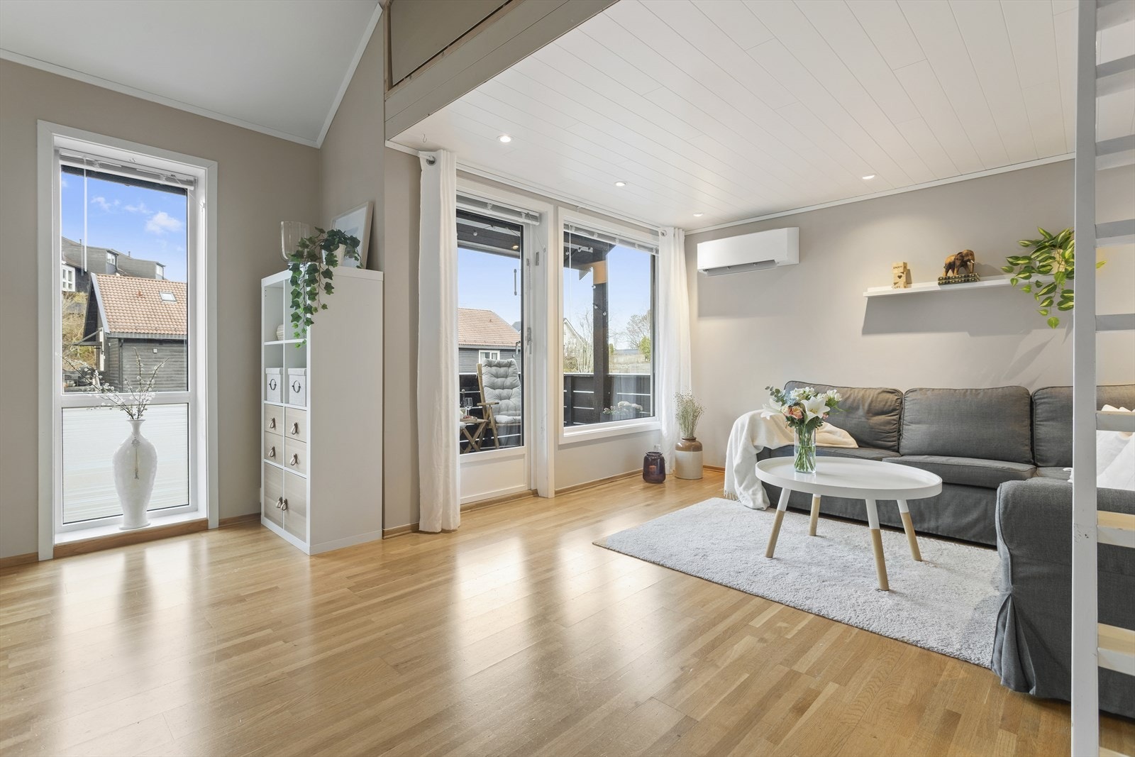 Lys og luftig stue med generøse vindusflater. Varmepumpen ble montert i november 2025. Galleribilde