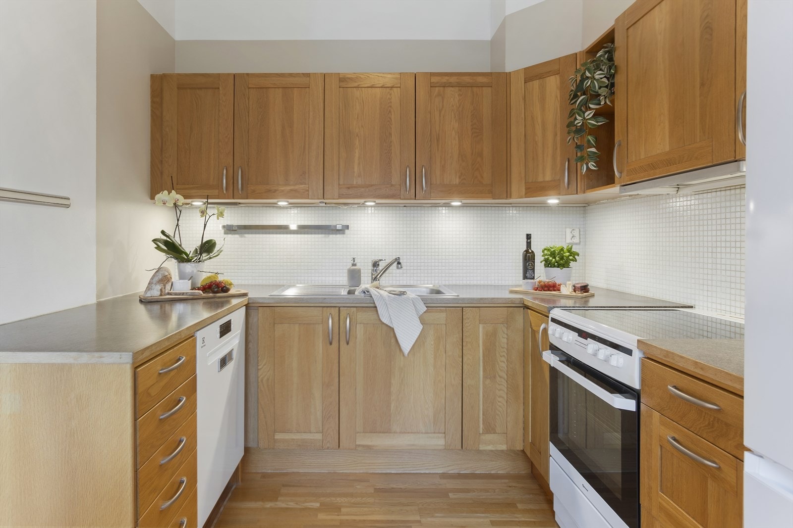 Pent eikekjøkken med profilerte fronter. Galleribilde