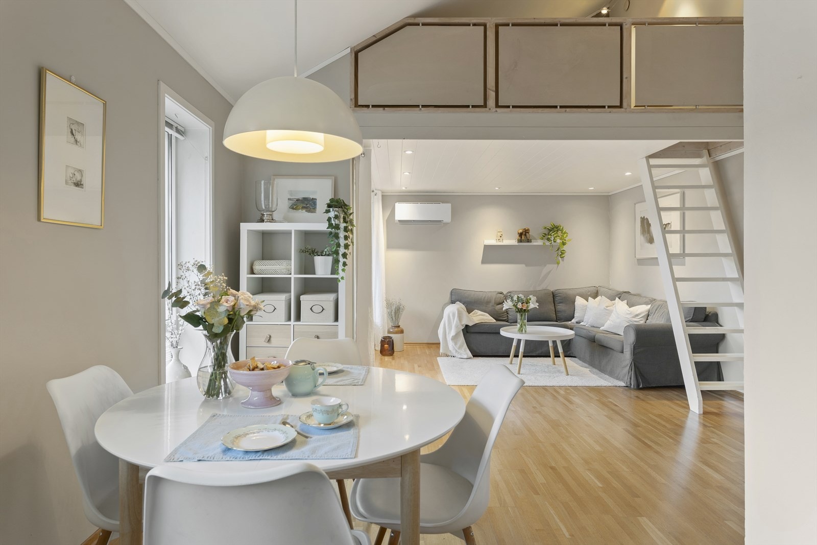 Stuen er malt i en varm fargetone og har klassisk eikeparkett. Galleribilde