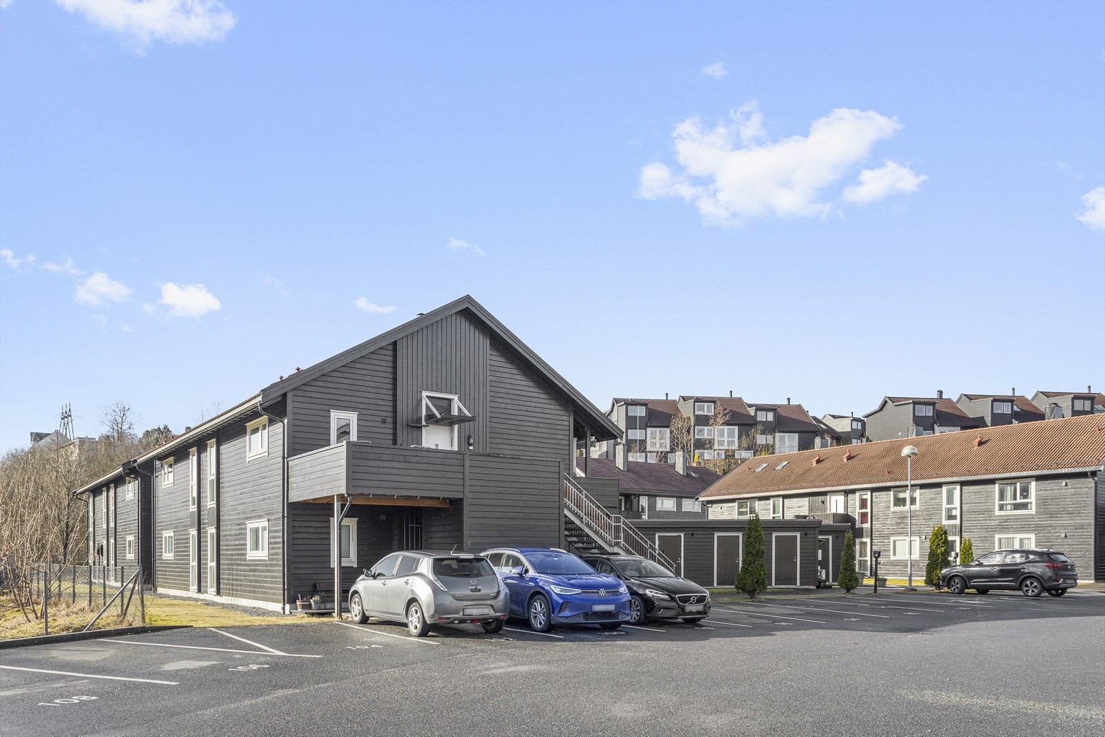 Leiligheten har en fast parkeringsplass like bortenfor bygget. Galleribilde