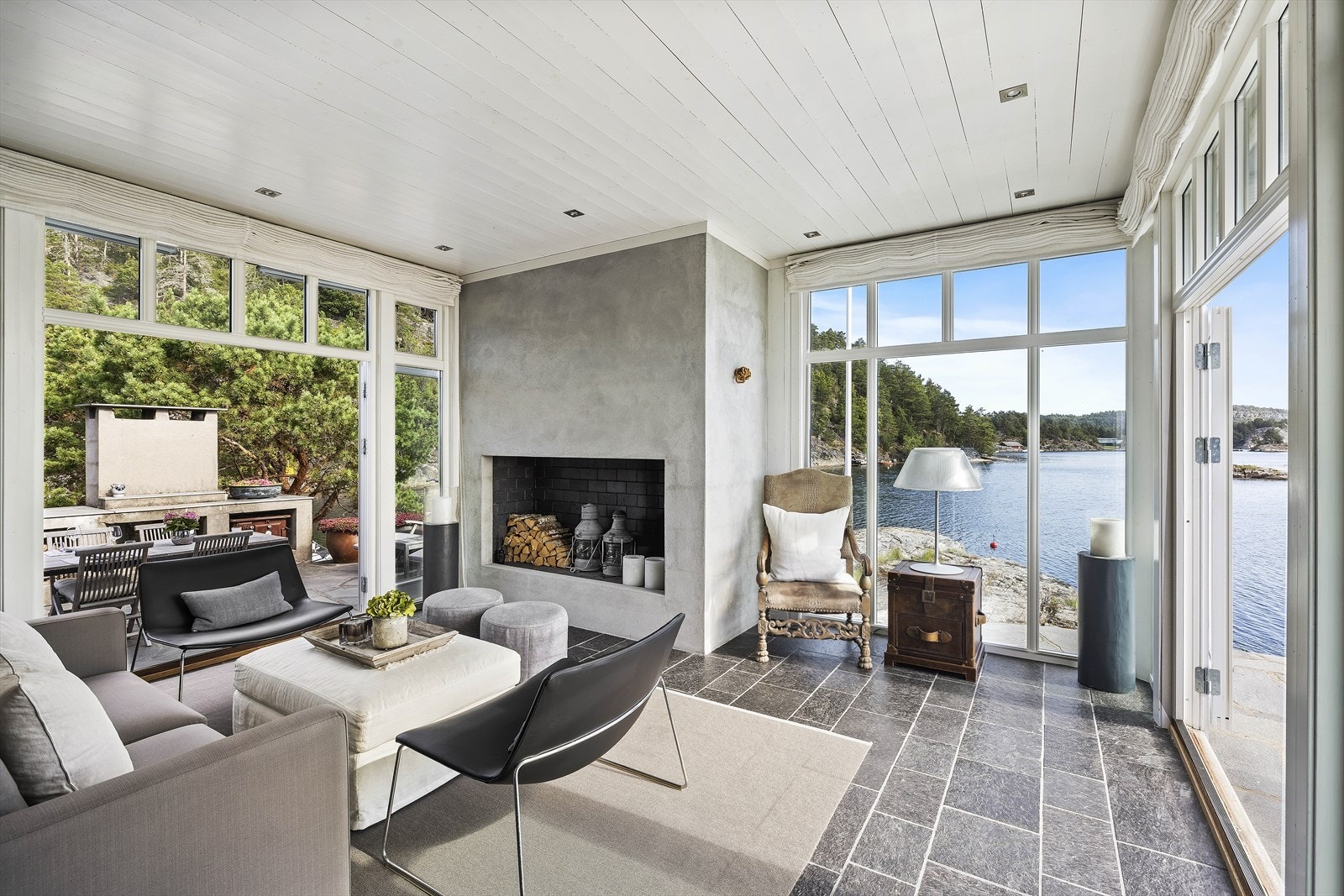 Stuen er lys og luftig med gjennomgående sjøutsikt og utgang til skiferterrasse på begge sider. Galleribilde