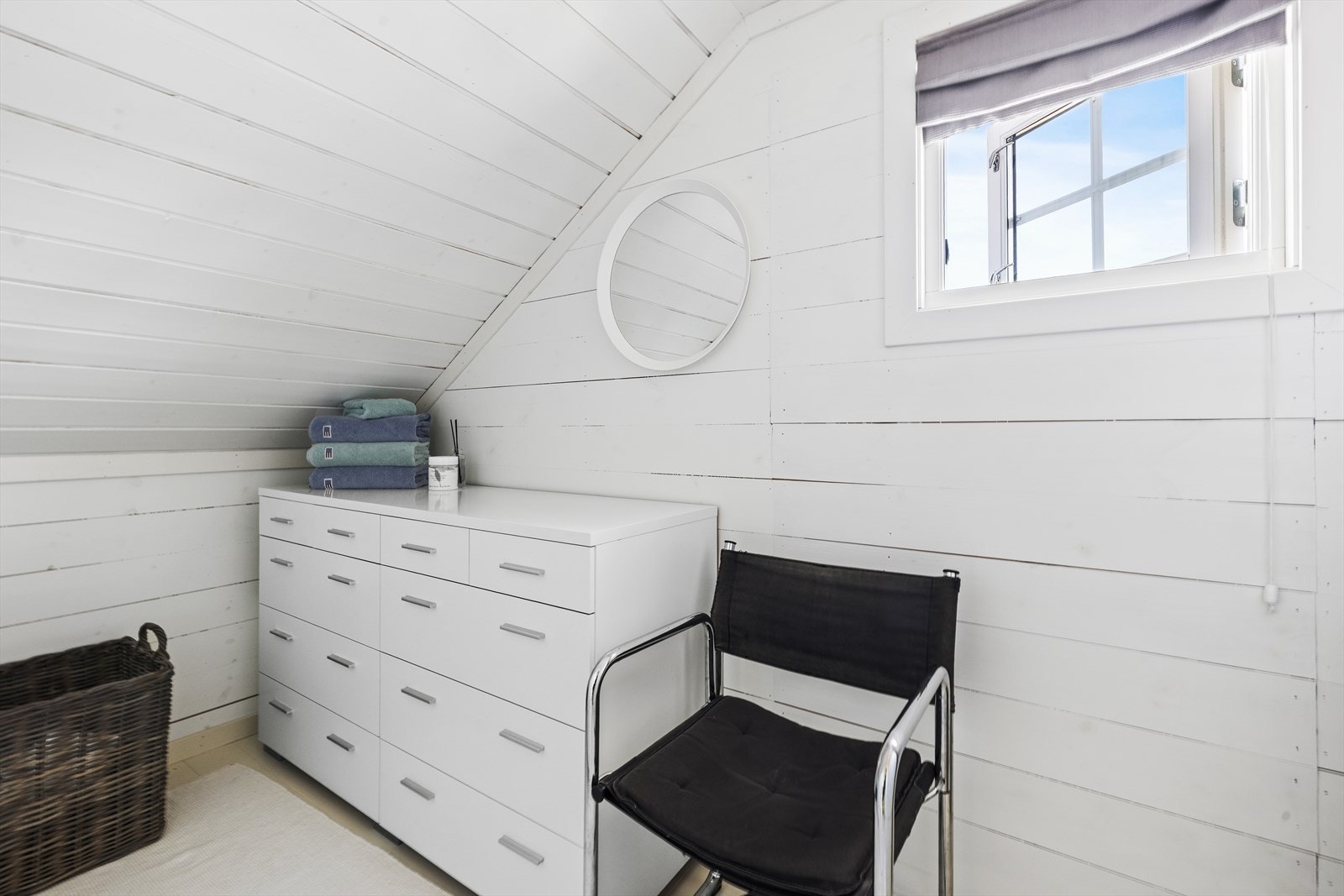 I enden av hovedsoverommet er det et garderoberom. Galleribilde