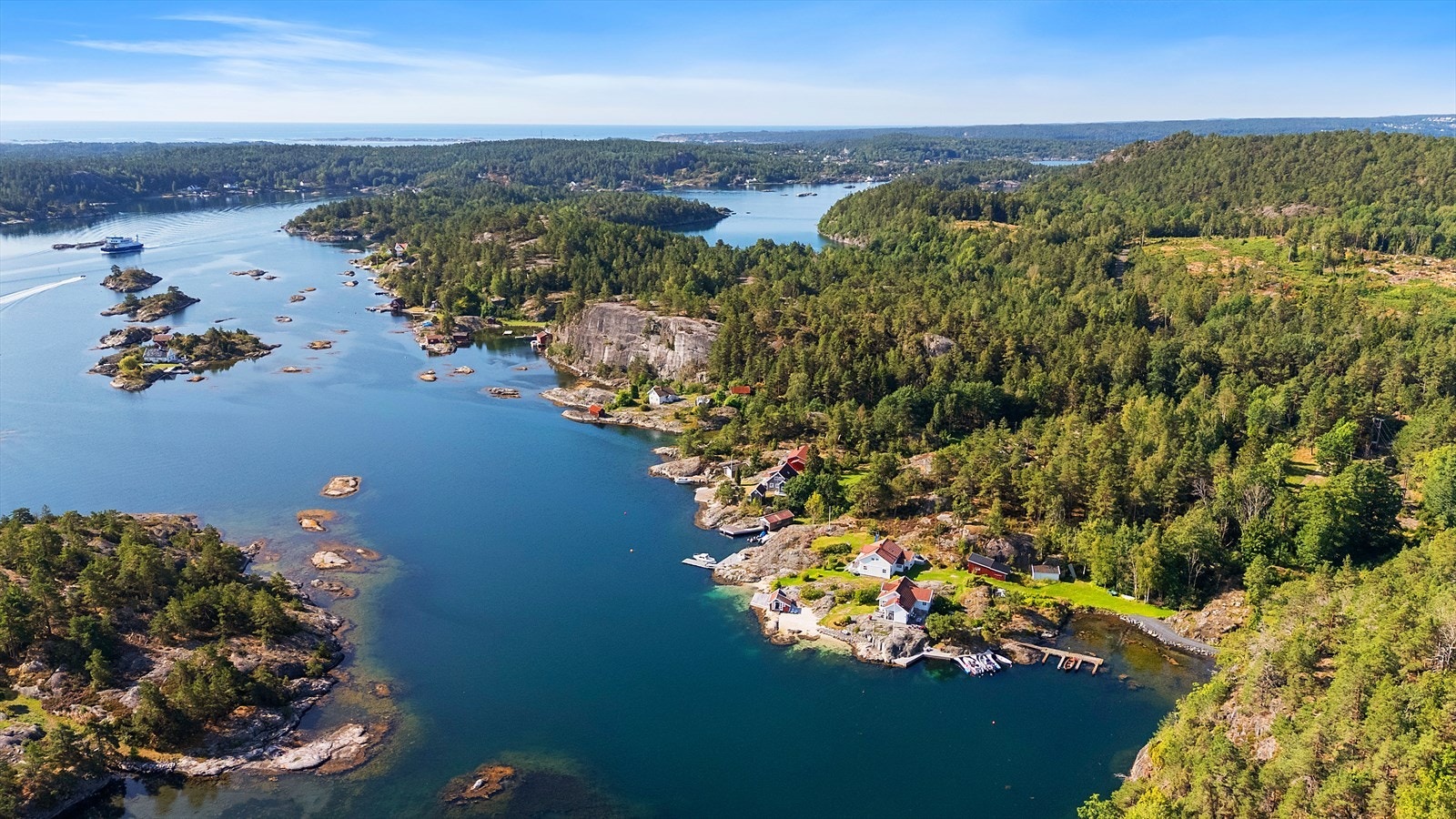 Eiendommens beliggenhet gir avstand fra urolig sjø og trafikk. Her ligger du fredelig til i solrike omgivelser i Kragerøs vakre skjærgård. Galleribilde