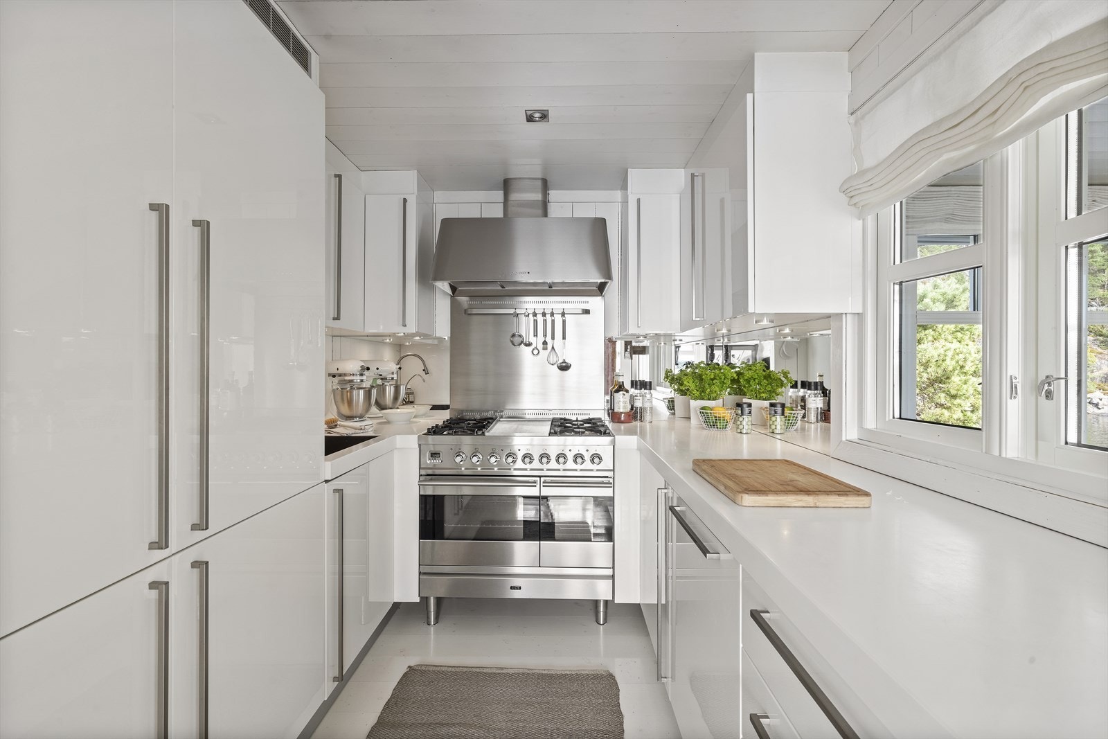 Lyst og stilrent kjøkken med glatte fronter og et eksklusivt, italiensk design fra GED-Inmente. Galleribilde