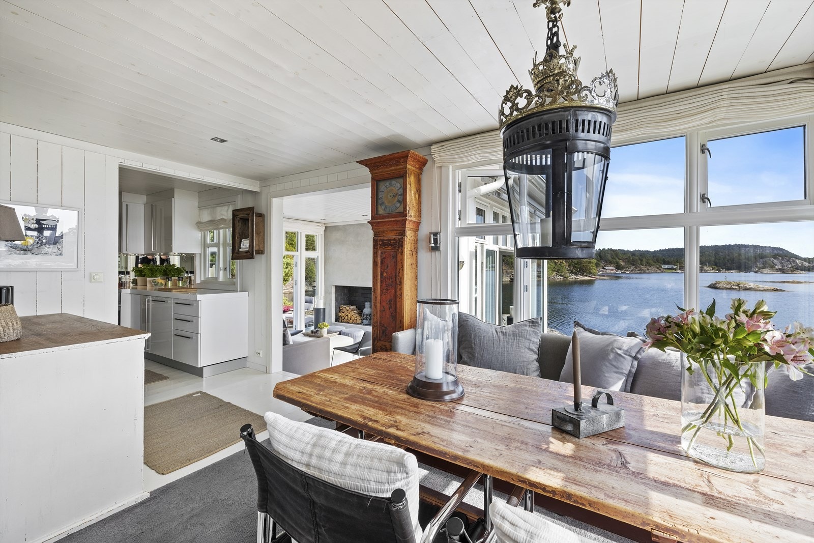 Det er en delvis åpen løsning mellom stue/spisestue og kjøkken. Galleribilde