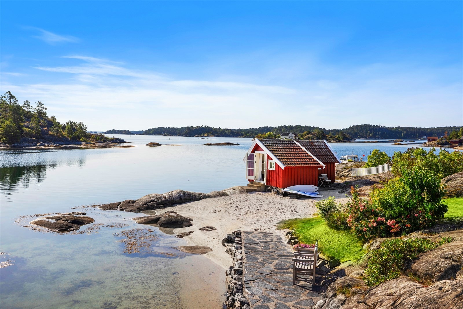 Lun og koselig sjøbod. Galleribilde