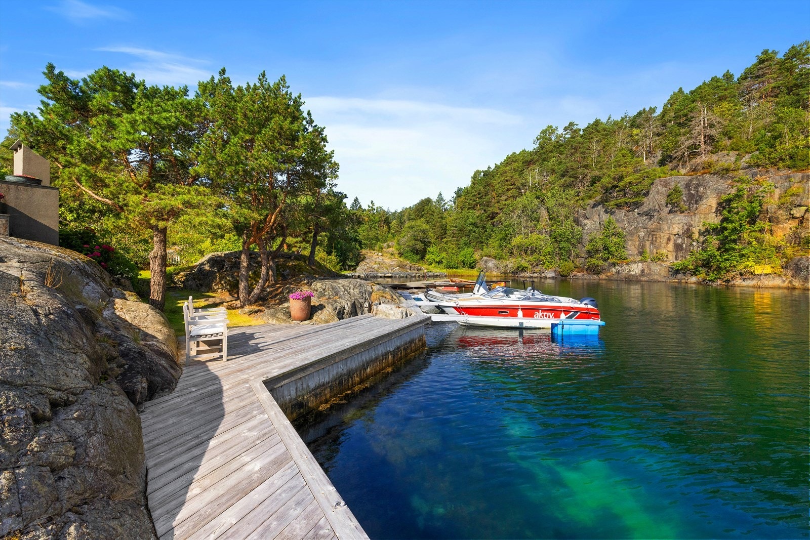 Dette er en dypvannsbrygge med god stupedybde. Her er det enkelt plass til 4-5 båter. Galleribilde