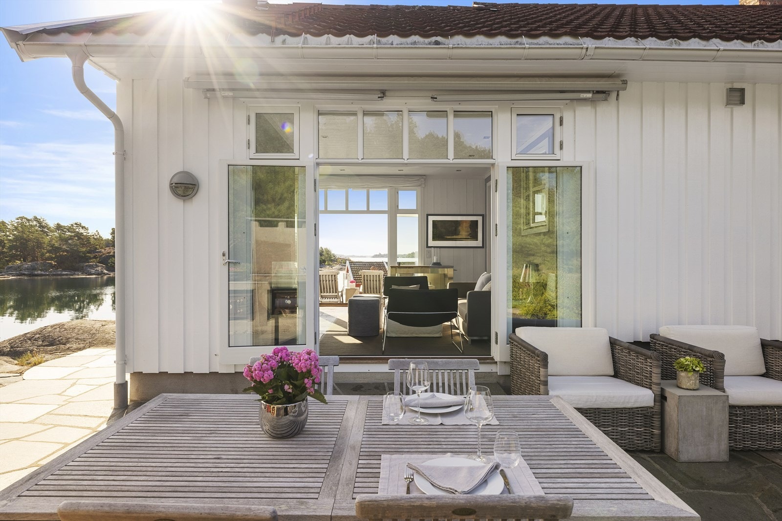 Den arkitekttegnede planløsningen gir gjennomlys og siktlinje fra terrassen i nord, gjennom stua og helt ut mot Jomfruland. Galleribilde