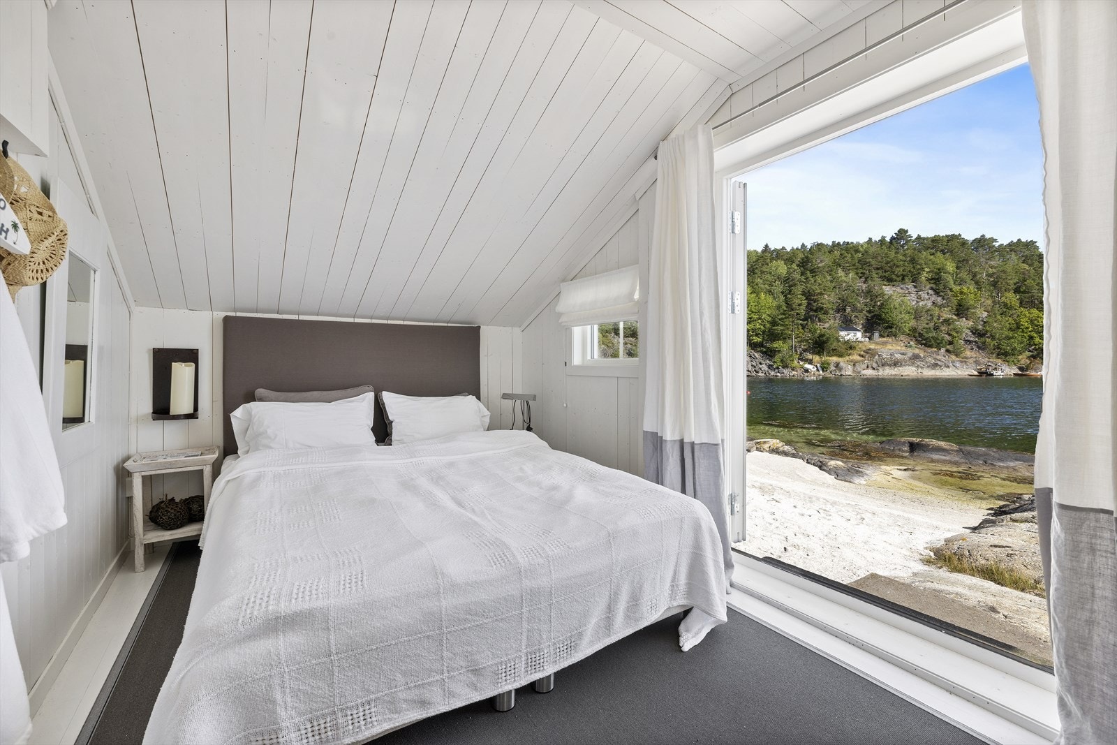 I sjøboden har du en koselig soveplass, rett ved sjø og strand. Galleribilde