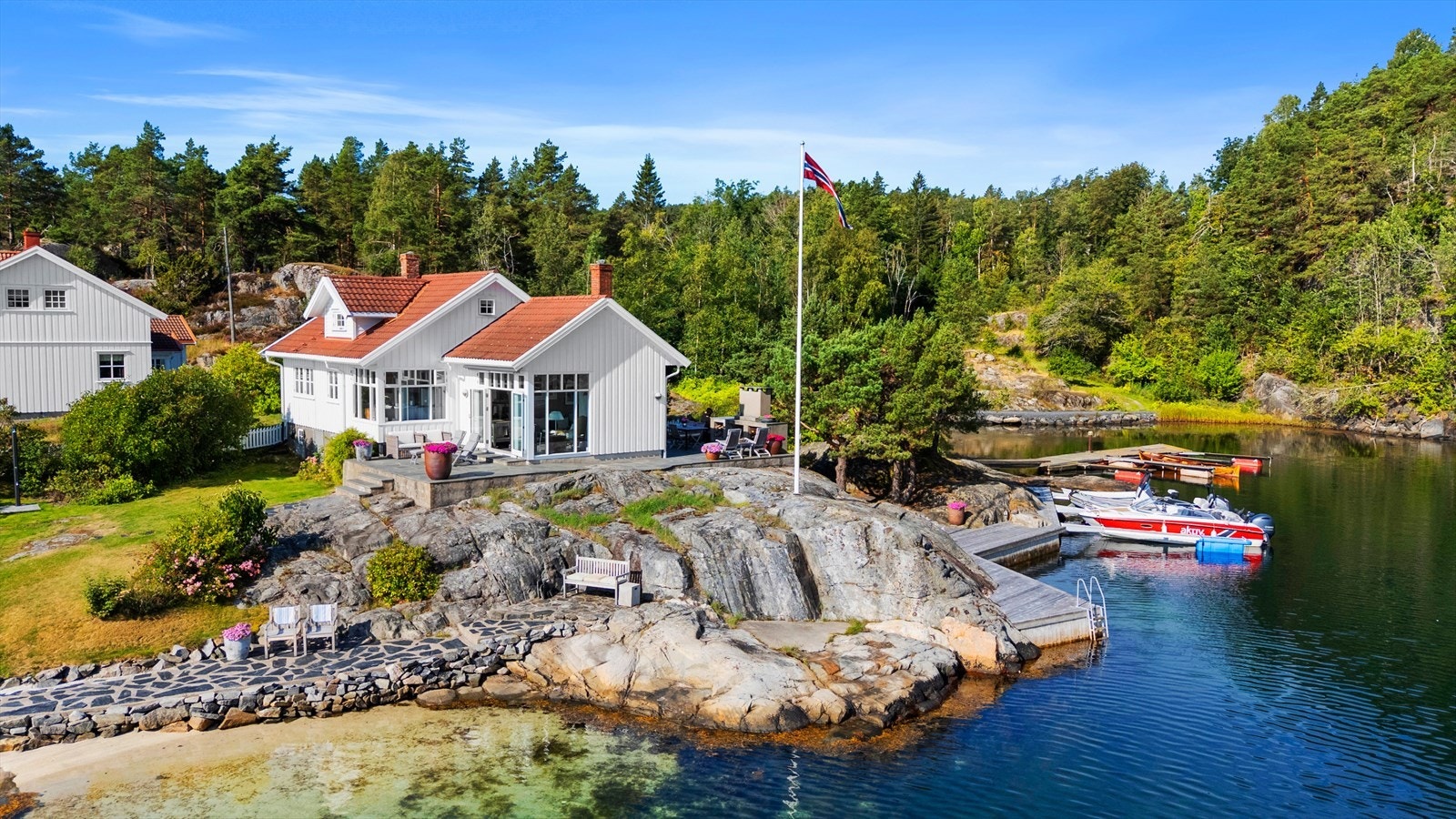 Gjennomtenkte planløsninger, lune badeplasser og idylliske solforhold, er bare noen av kvalitetene denne eiendommen byr på. Galleribilde